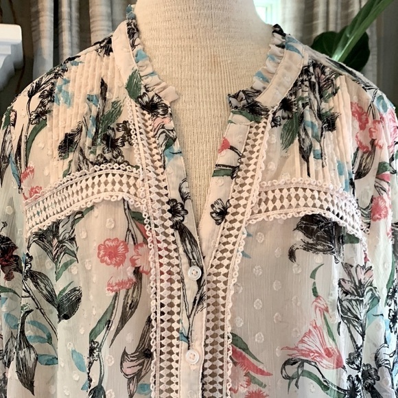 3-$30 Torrid size 4 long sheer floral top - Picture 2 of 5